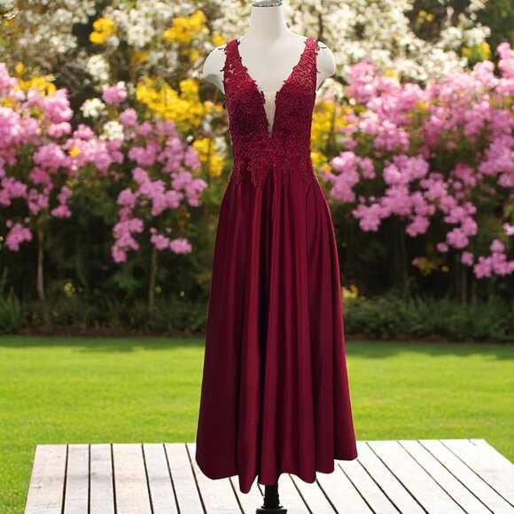 Elegant Burgundy Lace Appliqué Evening Dress Deep V-Neck Corset Back Formal Gown - Picture 1 of 9